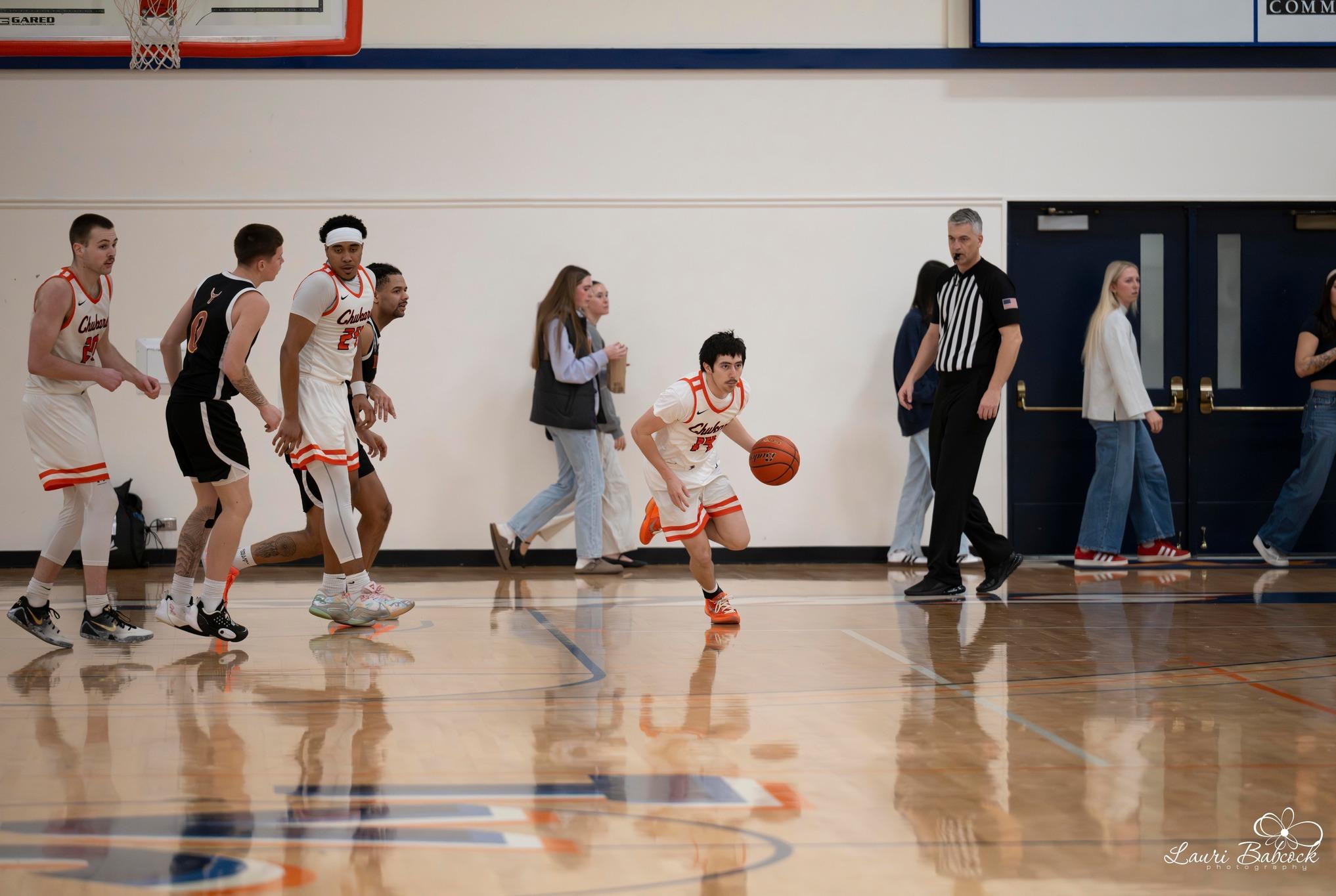 Men's Basketball Finishes East Region Undefeated at Home