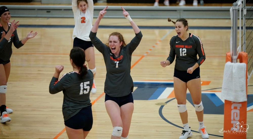 Volleyball Opens Region Play 1-0